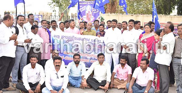 ದೇವೇಂದ್ರ ಪಡ್ನವೀಸ್ ರಾಜೀನಾಮೆ ನೀಡಲಿ